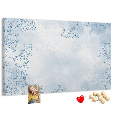 Tablero de corcho decorado con delicados detalles florales en el fondo