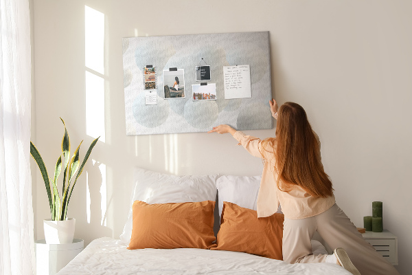 Tablero de anuncios bolas blancas sobre fondo claro