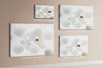 Tablero de anuncios bolas blancas sobre fondo claro