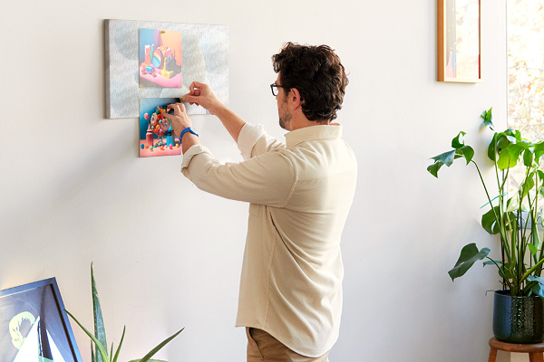 Tablero de anuncios bolas blancas sobre fondo claro