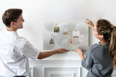 Tablero de anuncios bolas blancas sobre fondo claro