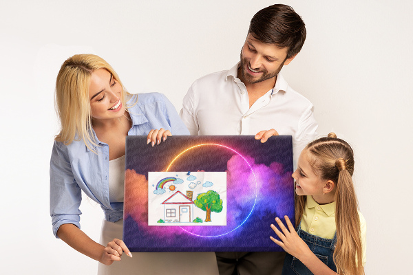 Pizarra de corcho con diseño de nubes coloridas y círculo de neón