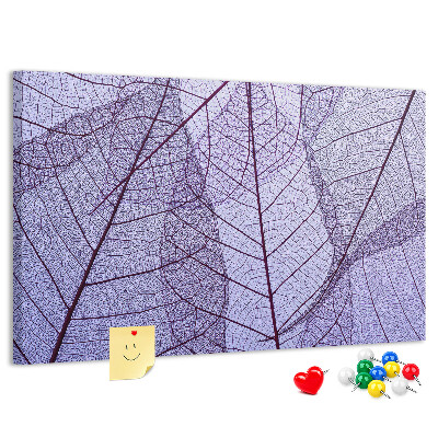 Tablero de corcho decorado con un delicado estampado de hojas sobre un fondo morado