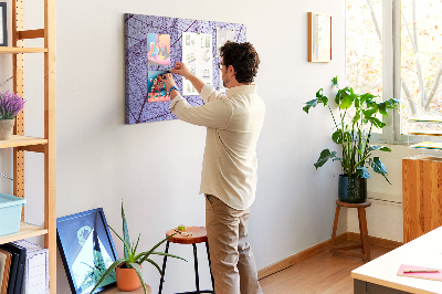 Tablero de corcho decorado con un delicado estampado de hojas sobre un fondo morado