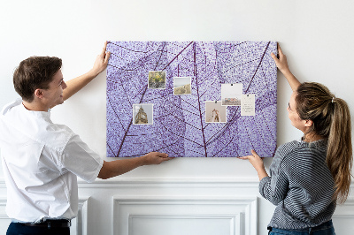 Tablero de corcho decorado con un delicado estampado de hojas sobre un fondo morado