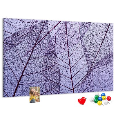 Tablero de corcho decorado con un delicado estampado de hojas sobre un fondo morado