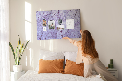 Tablero de corcho decorado con un delicado estampado de hojas sobre un fondo morado