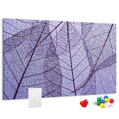 Tablero de corcho decorado con un delicado estampado de hojas sobre un fondo morado