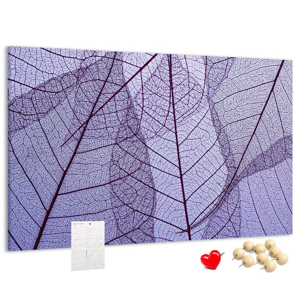 Tablero de corcho decorado con un delicado estampado de hojas sobre un fondo morado