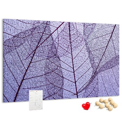 Tablero de corcho decorado con un delicado estampado de hojas sobre un fondo morado