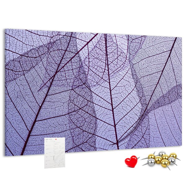 Tablero de corcho decorado con un delicado estampado de hojas sobre un fondo morado