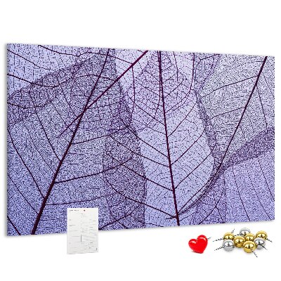 Tablero de corcho decorado con un delicado estampado de hojas sobre un fondo morado