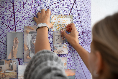 Tablero de corcho decorado con un delicado estampado de hojas sobre un fondo morado