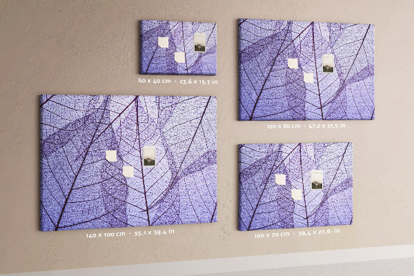 Tablero de corcho decorado con un delicado estampado de hojas sobre un fondo morado