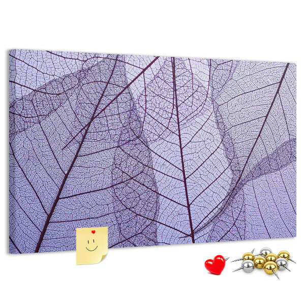 Tablero de corcho decorado con un delicado estampado de hojas sobre un fondo morado