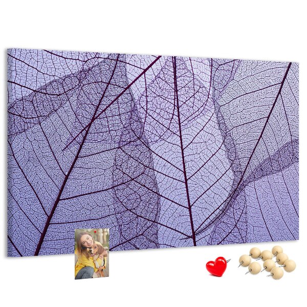 Tablero de corcho decorado con un delicado estampado de hojas sobre un fondo morado
