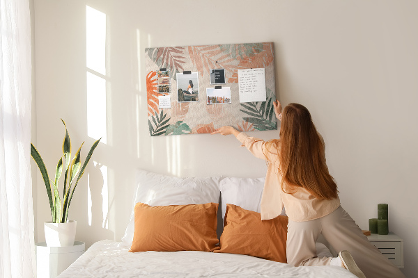 Tablero de anuncios con diseño de hojas tropicales en tonos pastel