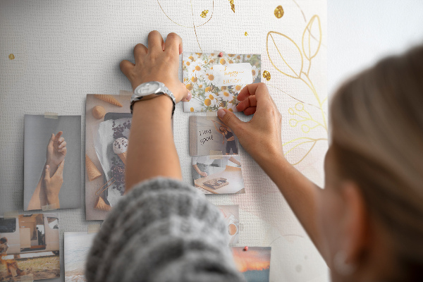 Tablero de corcho decorado con diseño de delicadas flores sobre fondo pastel
