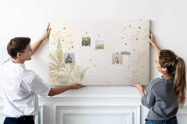 Tablero de corcho decorado con diseño de delicadas flores sobre fondo pastel
