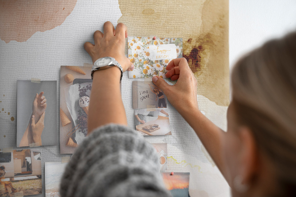 Tablero de corcho decorativo con diseño de manchas abstractas en tonos apagados
