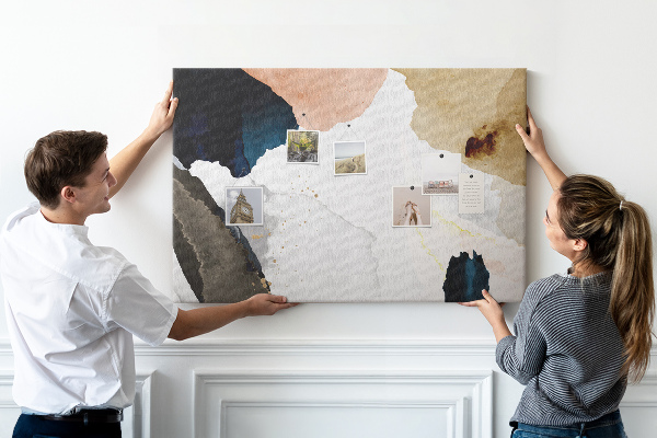 Tablero de corcho decorativo con diseño de manchas abstractas en tonos apagados