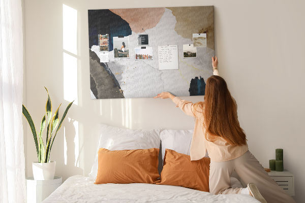 Tablero de corcho decorativo con diseño de manchas abstractas en tonos apagados