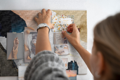 Tablero de corcho decorativo con diseño de manchas abstractas en tonos apagados