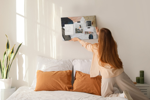 Tablero de corcho decorativo con diseño de manchas abstractas en tonos apagados
