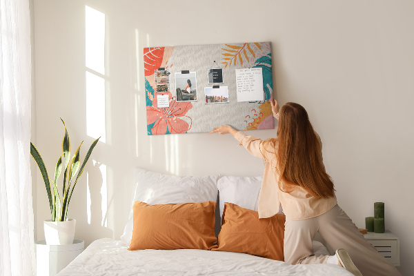 Tablero de anuncios diseño tropical con hojas y flores coloridas