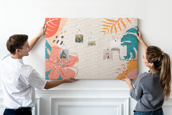 Tablero de anuncios diseño tropical con hojas y flores coloridas