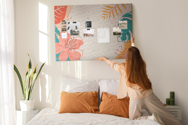 Tablero de anuncios diseño tropical con hojas y flores coloridas