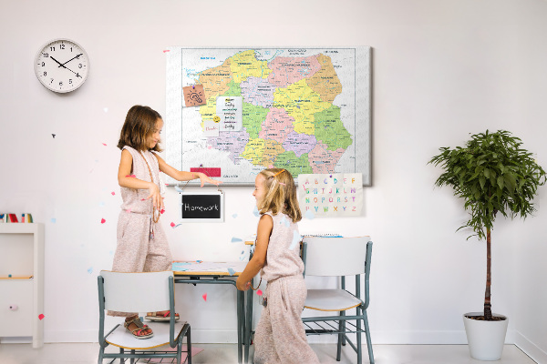 Tablero de anuncios mapa de Polonia con los voivodatos coloreados