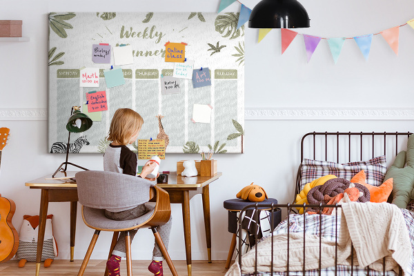 Pizarra de corcho con diseño de agenda semanal y estampado de plantas