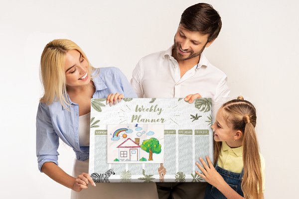 Pizarra de corcho con diseño de agenda semanal y estampado de plantas