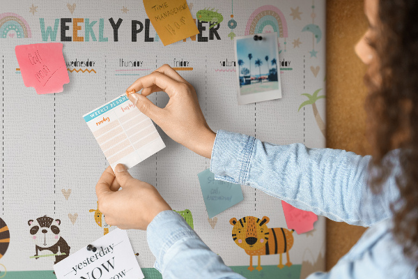 Tablero de anuncios planificador semanal colorido con animales