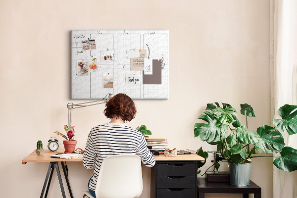 Tablero de corcho decorado con diseño de cuadrícula para organizar el tiempo