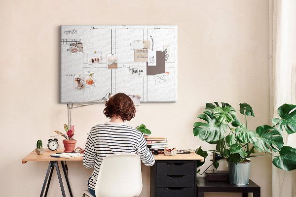 Tablero de corcho decorado con diseño de cuadrícula para organizar el tiempo