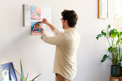 Tablero de corcho decorado con diseño de cuadrícula para organizar el tiempo