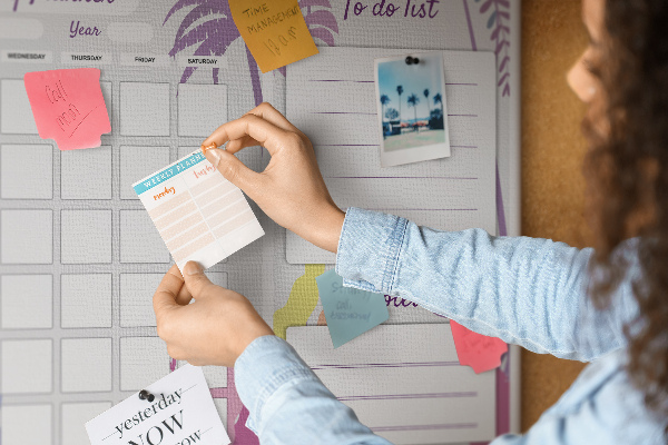 Tablero de anuncios calendario mensual con diseño de plantas tropicales