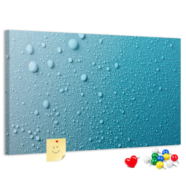 Tablero de corcho decorado gotas de agua sobre un fondo azul
