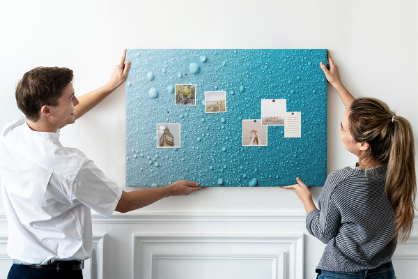 Tablero de corcho decorado gotas de agua sobre un fondo azul