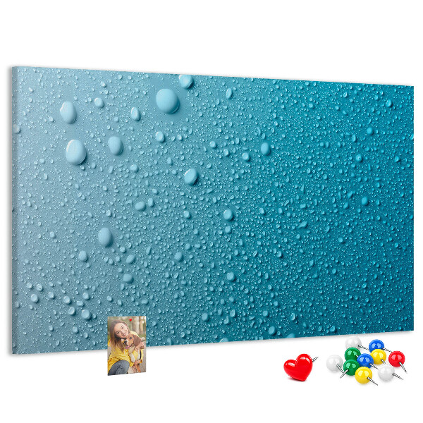 Tablero de corcho decorado gotas de agua sobre un fondo azul