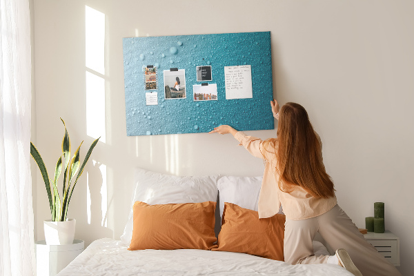 Tablero de corcho decorado gotas de agua sobre un fondo azul