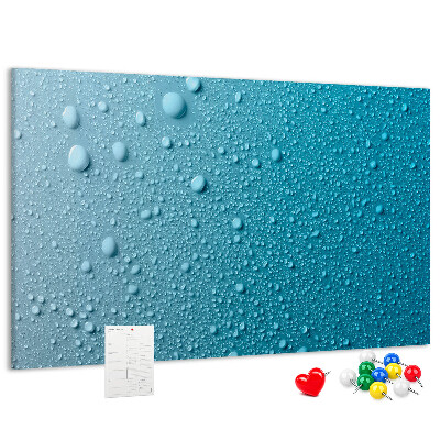 Tablero de corcho decorado gotas de agua sobre un fondo azul