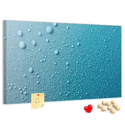 Tablero de corcho decorado gotas de agua sobre un fondo azul