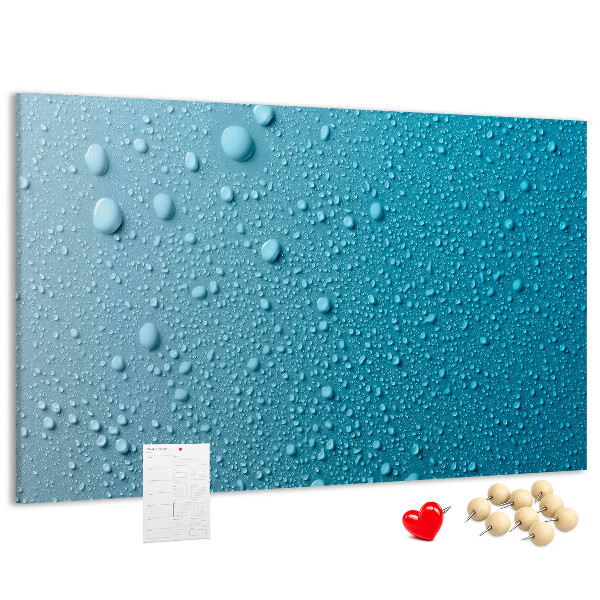 Tablero de corcho decorado gotas de agua sobre un fondo azul