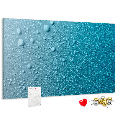 Tablero de corcho decorado gotas de agua sobre un fondo azul