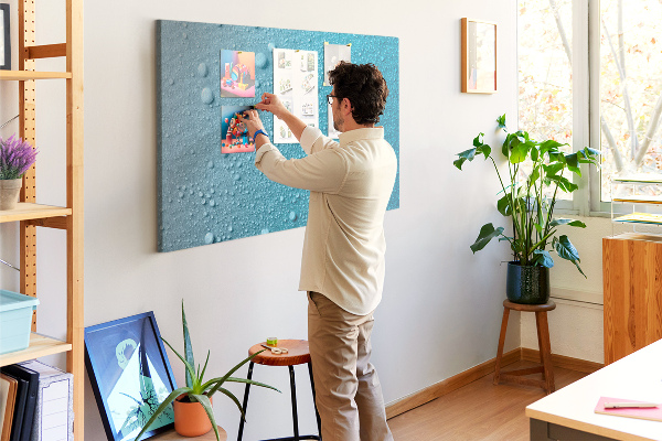 Tablero de corcho decorado gotas de agua sobre un fondo azul