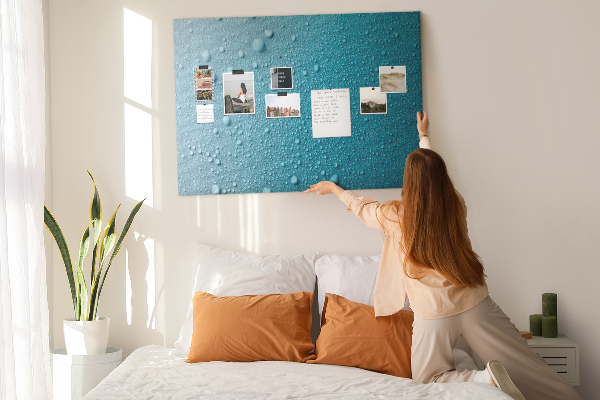 Tablero de corcho decorado gotas de agua sobre un fondo azul