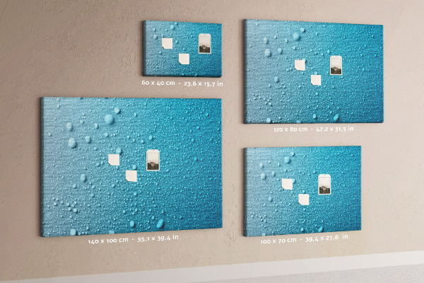 Tablero de corcho decorado gotas de agua sobre un fondo azul